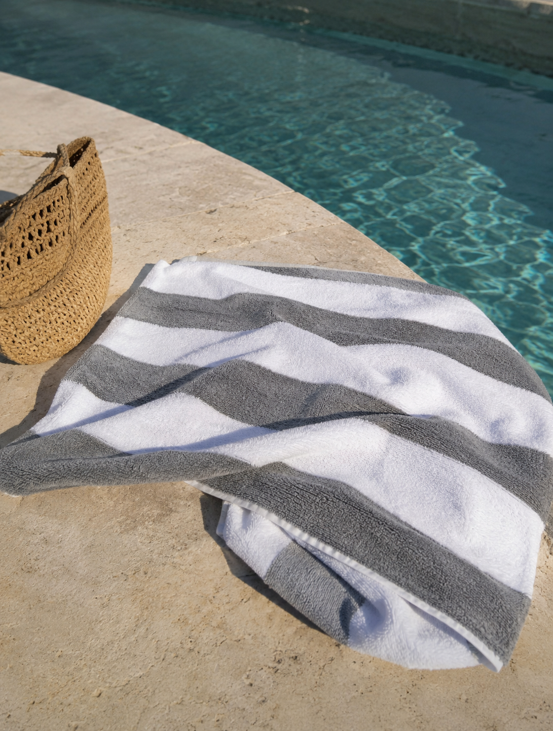 TOALLA DE ALBERCA GRIS CON BLANCO